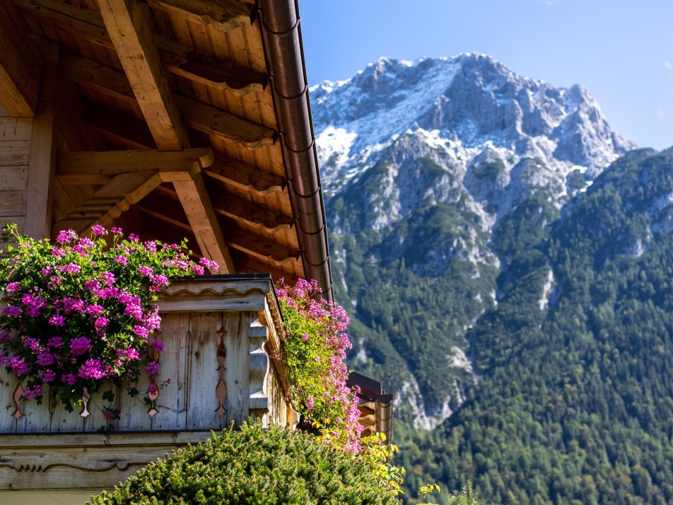 Balkon mit Geranien, © Neuner