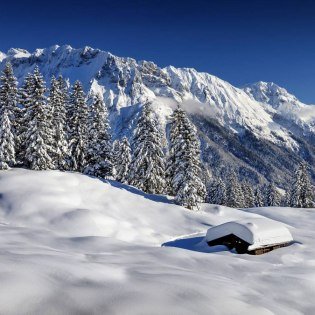 Verschneite Buckelwiesenlandschaft am Kranzberg in Mittenwald, © Alpenwelt Karwendel | Rudolf Pohmann