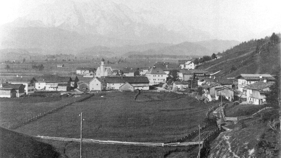 Altes Bild von Wallgau mit Kirche und Wetterstein im Hintergrund, © Alpenwelt Karwendel | Franz-Paul Reindl