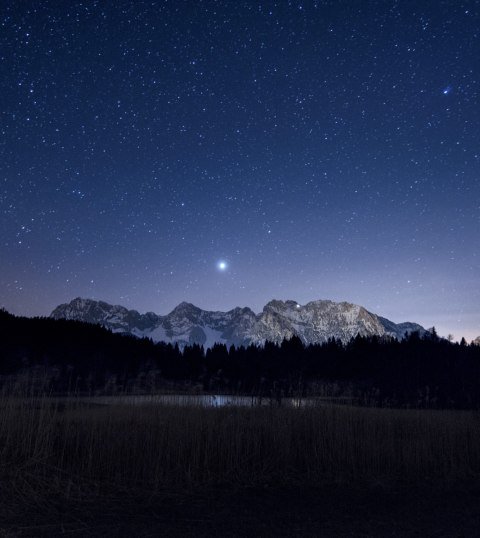 Blick von Gerold auf winterlichen Sternenhimmel über Karwendel, © Alpenwelt Karwendel | Jakob Schultz