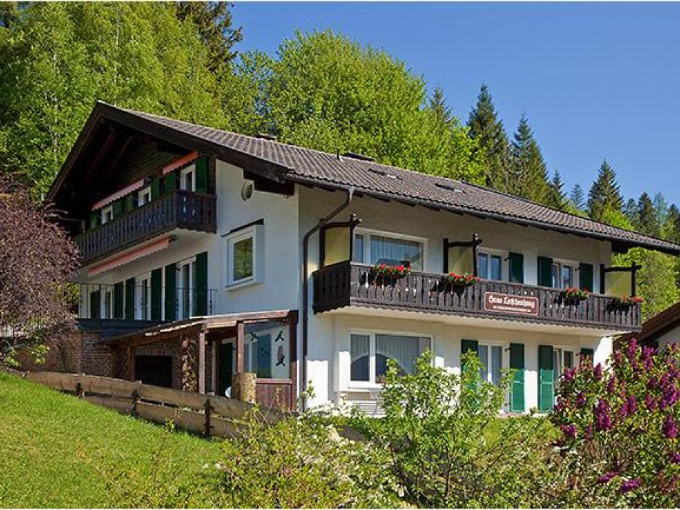 Hausansicht im Sommer