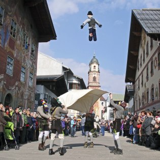 Jackelschutzer am Unsinnigen Donnerstag in Mittenwald, © Alpenwelt Karwendel | Wera Tuma