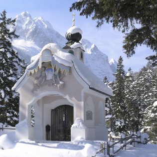 Maria Königin am Lautersee im tiefen Winter bei Tageslicht , © Alpenwelt Karwendel | Marinus Zwerger 