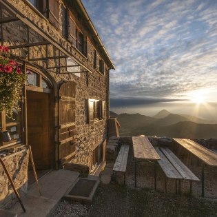 Schöner Sonnenaufgang auf dem Berg, © Alpenwelt Karwendel | Christian Weiermann