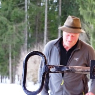 Karl verteilt Futter in den Krippen, © Alpenwelt Karwendel | Andrea Schmölzer