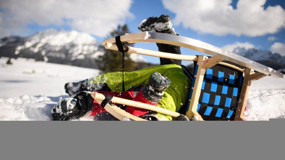 Auf der Rodelbahn oder einfach den verschneiten Hügel hinab - beim Schlittenfahren in der Alpenwelt Karwendel kommt jeder auf seine Kosten!, © Alpenwelt Karwendel | Philipp Gülland