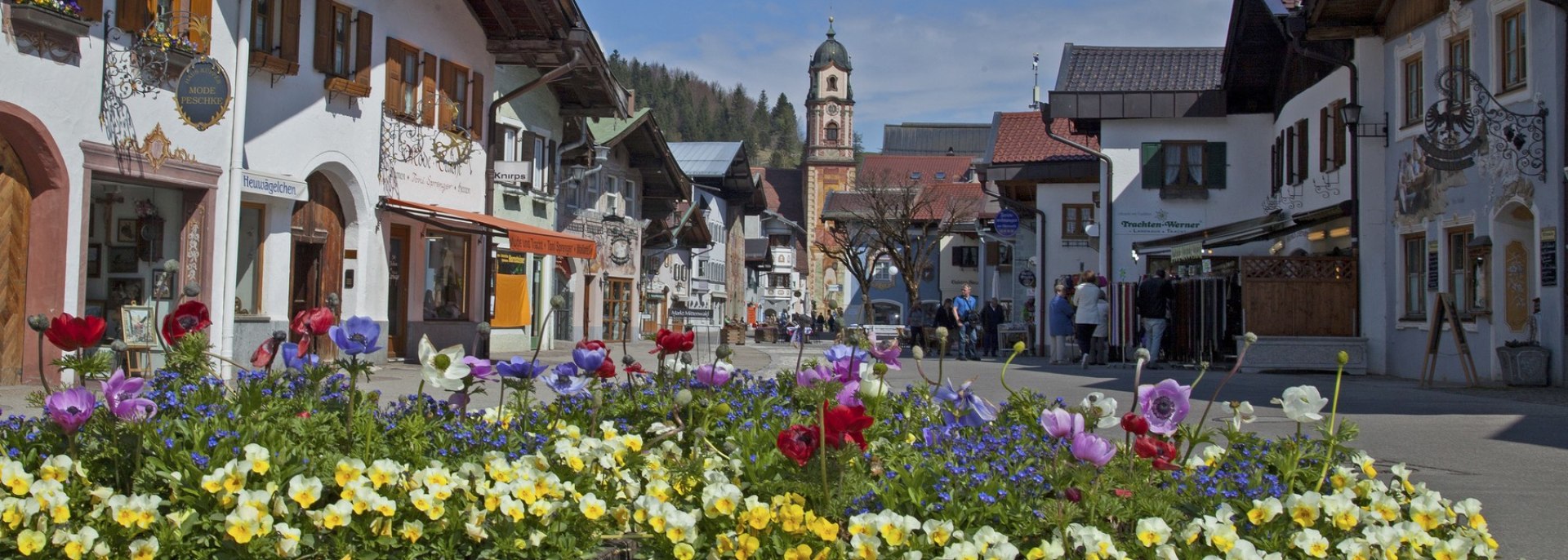 Blick über den Obermarkt in Mittenwald zur Pfarrkirche St. Peter und Paul, © Alpenwelt Karwendel | Hubert Hornsteiner