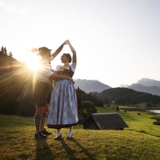 Typical Trachtler in the morning light of Lake Geroldsee near Krün, © Alpenwelt Karwendel | Philipp Gülland