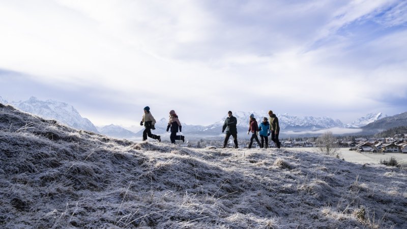 Winter mit Ausssicht: Spaziergang über Reif-Wiese im Wallgauer Winter, © Alpenwelt Karwendel | kreativ-instinkt.de