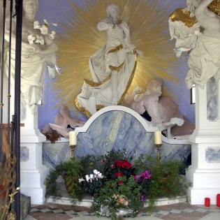 Das Bild zeigt den Altar der Kapelle Maria Königin am Lautersee bei Mittenwald, © Alpenwelt Karwendel | Marinus Zwerger 
