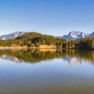 Der Geroldsee, auch Wagenbruchsee genannt zwischen Garmisch-Partenkirchen und Mittenwald, © Alpenwelt Karwendel | Wera Tuma Der Geroldsee, auch Wagenbruchsee genannt zwischen Garmisch-Partenkirchen und Mittenwald, © Alpenwelt Karwendel | Wera Tuma