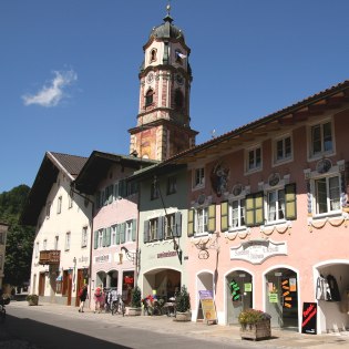 Die Hochstrasse mit bemalten Häusern und Blick zur Pfarrkirche, © Alpenwelt Karwendel | Rudolf Pohmann