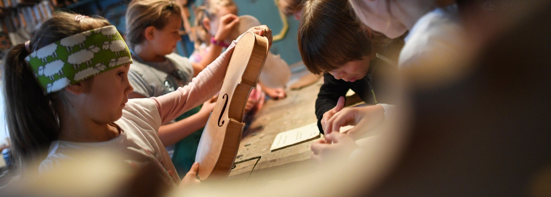 Kinderfreuden im Mittenwalder Geigenbaumuseum, © Alpenwelt Karwendel | Angelika Warmuth