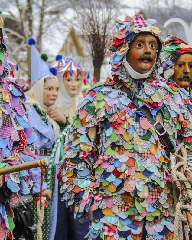 Im Vordergrund das typische Fleckergewand - Traditionelles Faschingstreiben rund um Mittenwald, Krün und Wallgau., © Alpenwelt Karwendel | Wera Tuma