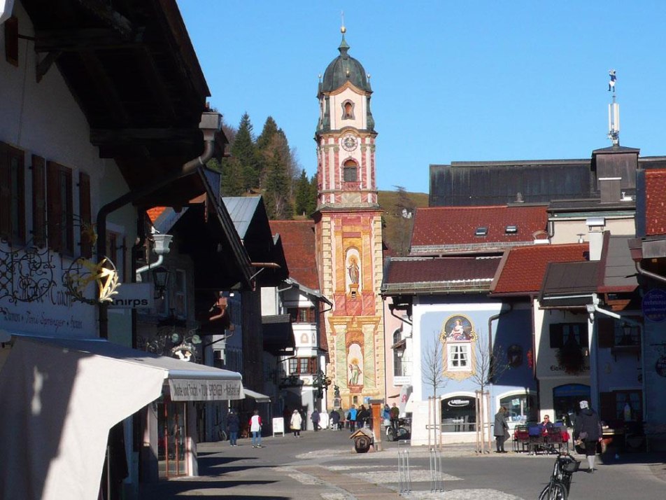 Mittenwald: Fußgängerzone und Barockkirche