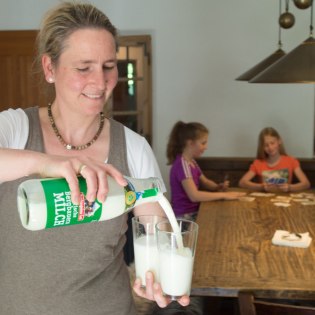 Susanne Kramer mit der wertvollen Bergbauernmilch , © Molkerei Berchtesgadener Land Susanne Kramer mit der wertvollen Bergbauernmilch , © Molkerei Berchtesgadener Land