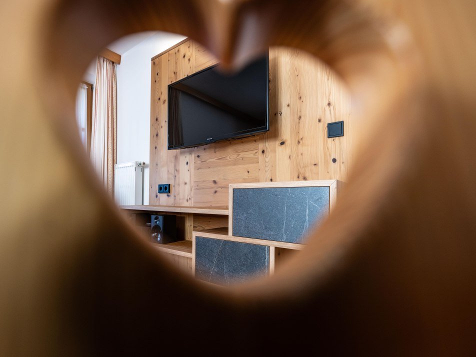 TV- Massivholzwand mit Beleuchtung