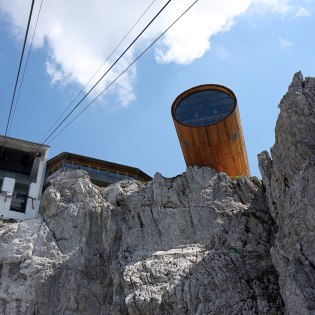 The cable car to the Karwendel takes you from Mittenwald to the 2,244m Karwendel. From there you can enjoy a unique view - from the Zugspitze over the Stubai Glacier to Watzmann., © Alpenwelt Karwendel | Rudolph Pohmann