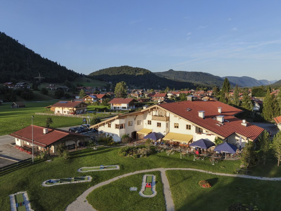 Haus des Gastes in Wallgau mit der Minigolfanlage, © Alpenwelt Karwendel| Wolfgang Ehn