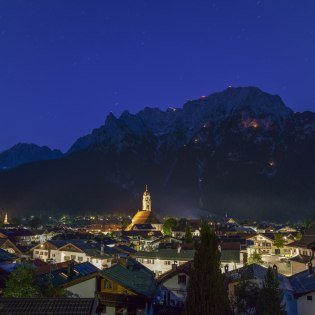 Mittenwald mit Bergfeuer auf dem Karwendel am Vorabend des Johannitags, © Alpenwelt Karwendel | Wolfgang Ehn