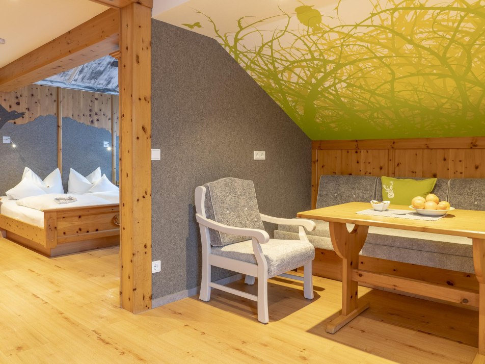 Ferienwohnung Adlerhorst Wohnraum und Schlafzimmer