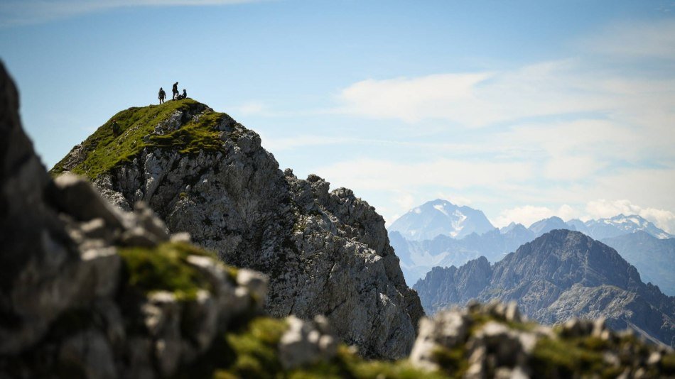 Zwei Wanderer genießen den Ausblick auf einen der Gipfel am Mittenwalder Klettersteig. , © Alpenwelt Karwendel | Philipp Gülland 