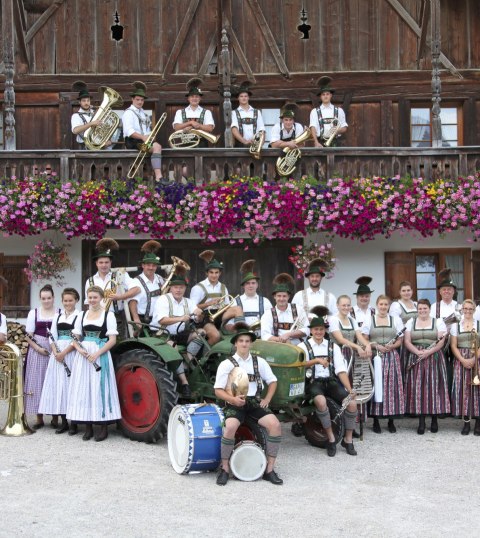 Portrait der Musikkapelle Krün vor Bauernhaus, © Alpenwelt Karwendel | Christoph Schober 