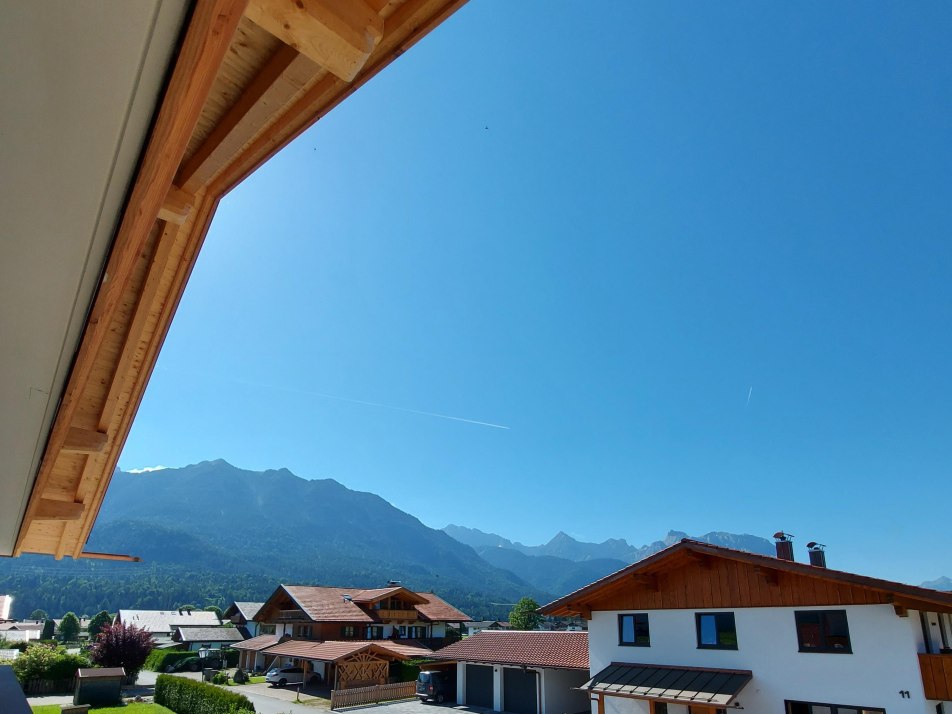 Blick vom Südbalkon auf Karwendelgebirge