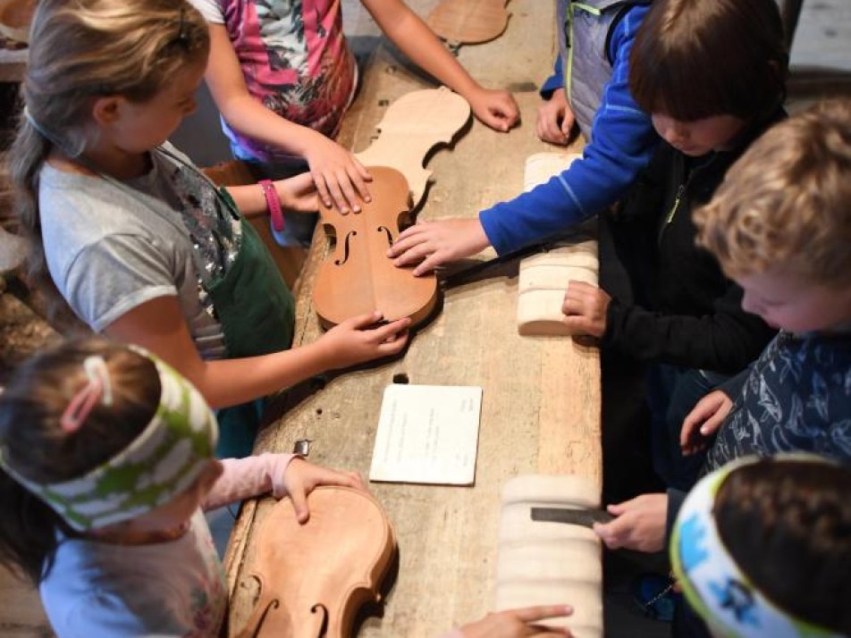 Kinderführung durch das Geigenbaumuseum (Mittenwald), © Alpenwelt Karwendel / Angelika Warmuth