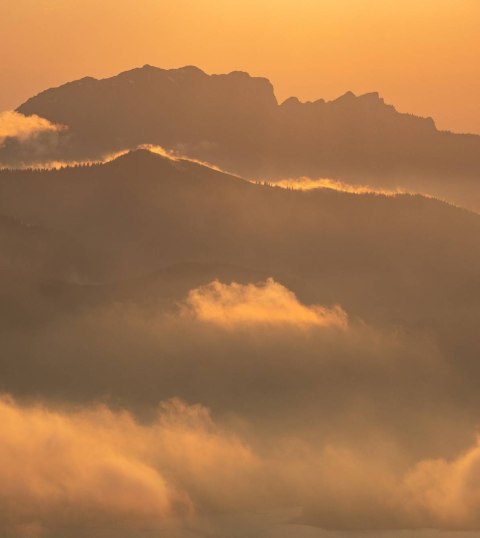 Blick auf Walchensee mit Sonnenaufgang auf dem Simetsberg, © Alpenwelt Karwendel | Philipp Gülland