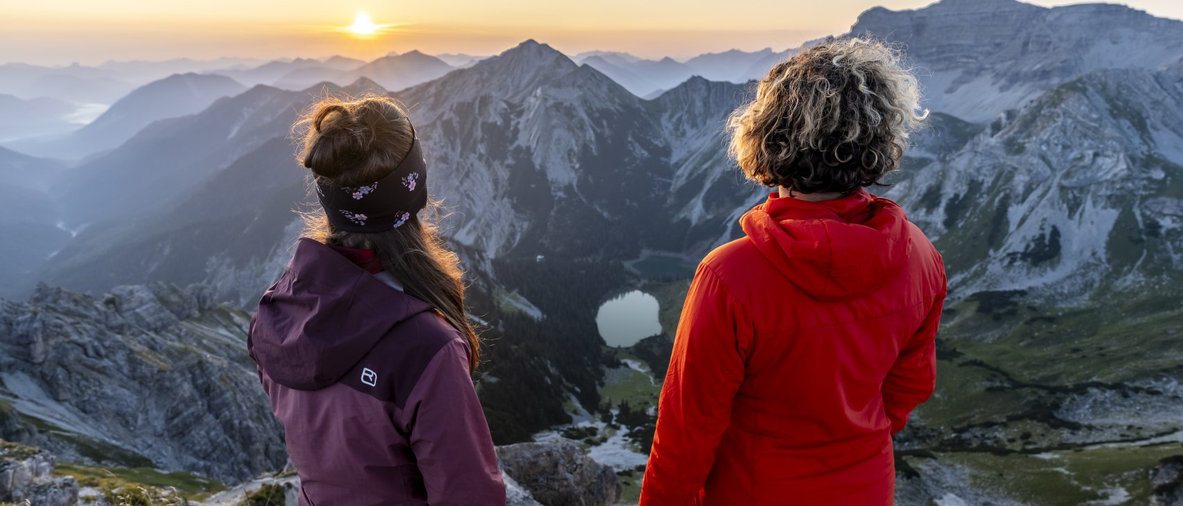 Gipfelblick von der Schöttelkarspitze auf die Soiernseen, © Alpenwelt Karwendel | Pierre Johne Gipfelblick von der Schöttelkarspitze auf die Soiernseen, © Alpenwelt Karwendel | Pierre Johne