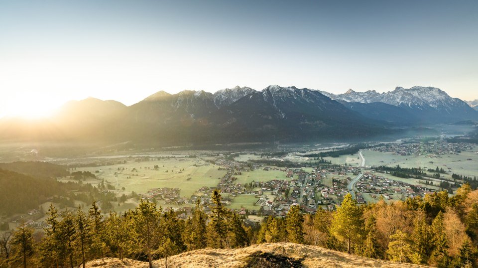 Wallgau, Krün und Mittenwald zu Füßen - Blick vom Krepelschrofen im Herbst, © Alpenwelt Karwendel | Paul Wolf
