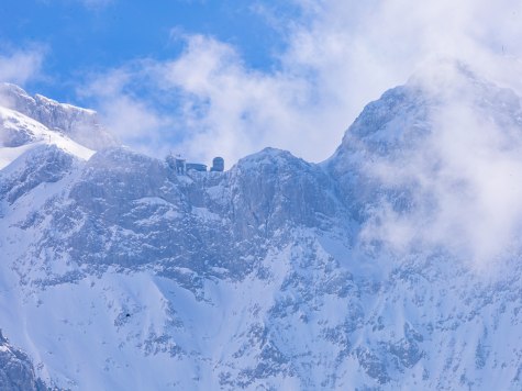 Meterhohe Schneewände und schroffe Eisfelsen umrahmen die Bergstation der Karwendelbahn - Winter in Bayern, © Alpenwelt Karwendel | mr.schneemann