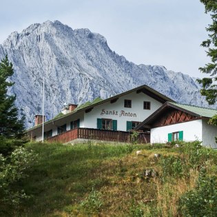 Auf dem Kranzberg in Mittenwald mit Blick auf Wetterstein und Berggasthaus St. Anton, © Alpenwelt Karwendel | Anton Brey
