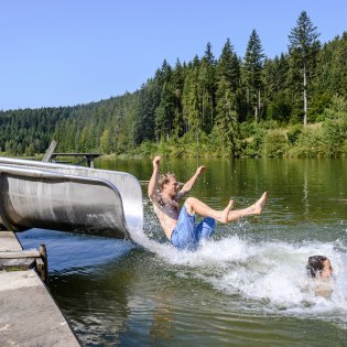 Badespaß mit der Rutsche am Grubsee, © Alpenwelt Karwendel | Gregor Lengler