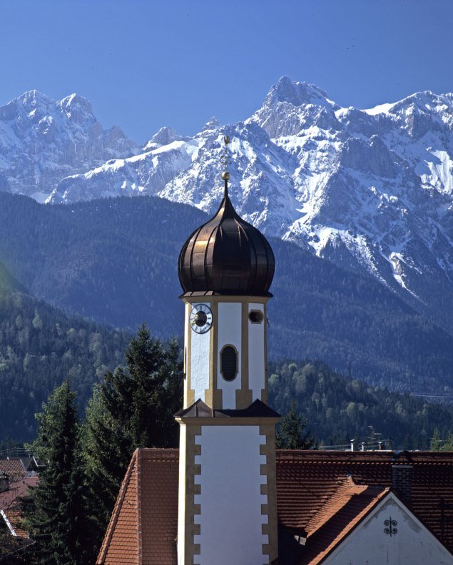 Verschneite Berge des Karwendel, im Vordergrund die Wallgauer Kirche, © Alpenwelt Karwendel | Wenzel Fischer 