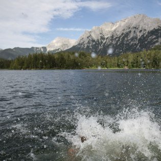 Ein ganz besonderer Badespaß - Der Lautersee zwischen Mittenwald und dem Wetterstein, © Alpenwelt Karwendel | Philipp Gülland