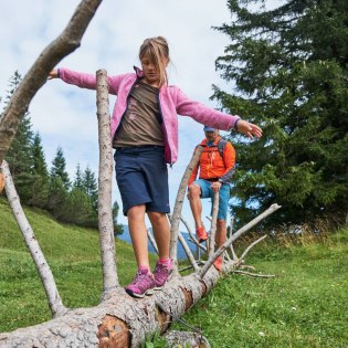 Familie am Barfusswanderweg am Kranzberg bei Mittenwald , © Alpenwelt Karwendel | Anton Brey 