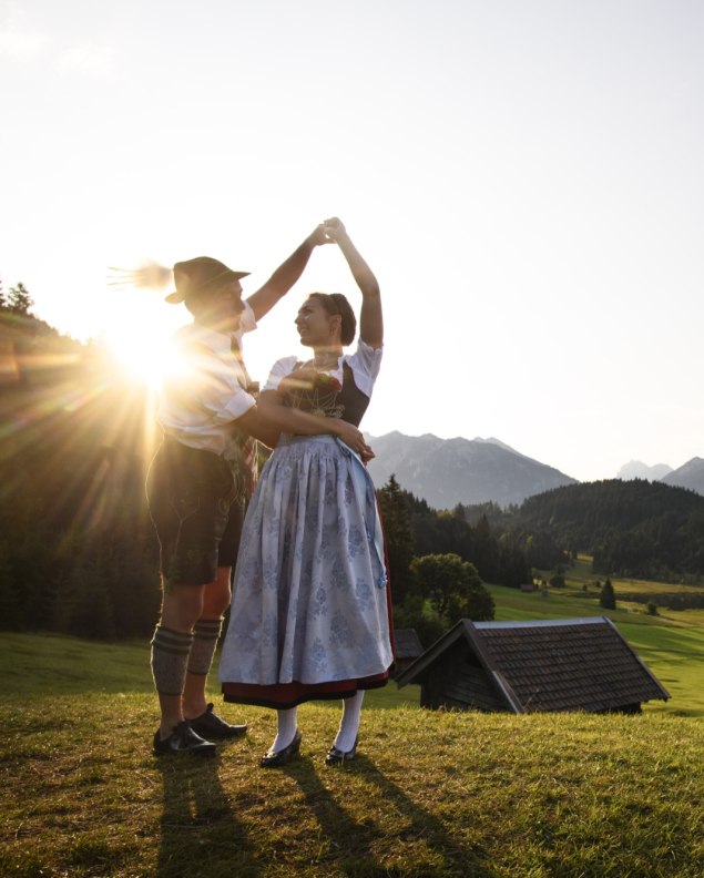 Typische Trachtler im Morgenlicht des Geroldsee bei Krün, © Alpenwelt Karwendel | Philipp Gülland