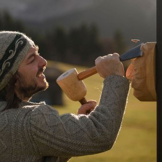 Larvenschnitzer Toni Ostler bei der Arbeit, © Alpenwelt Karwendel / Philipp Gülland