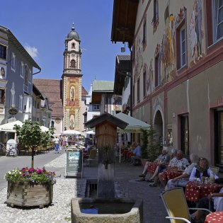 Mittenwalder Obermarkt mit Blick auf die Kirche, © Alpenwelt Karwendel | Rudolf Pohmann 