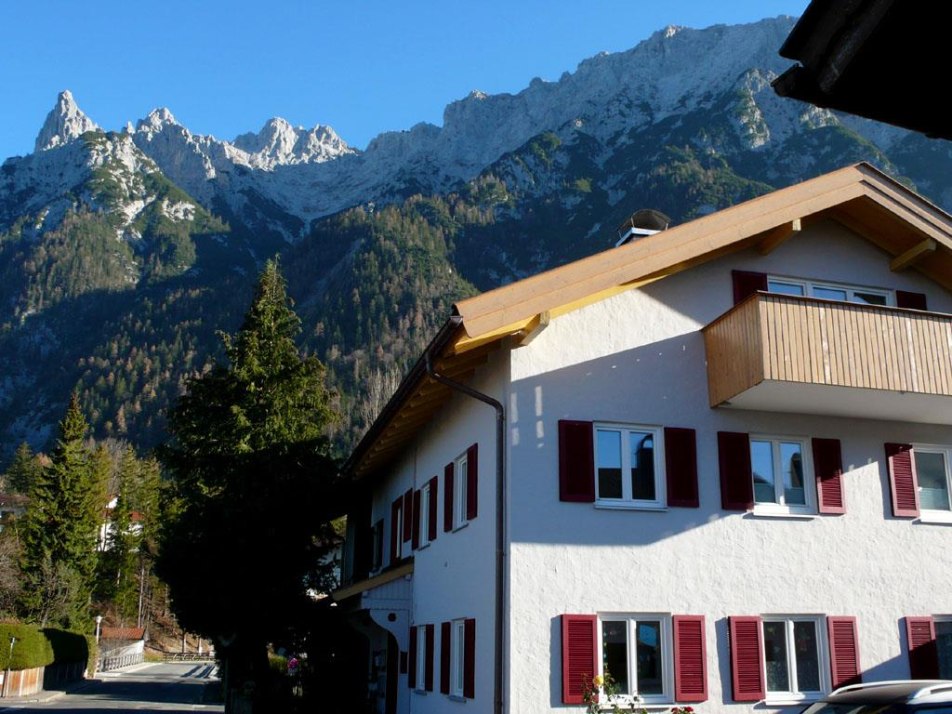 Hinter dem Haus das Karwendel mit Viererspitz