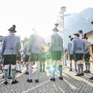 Oberbayerische Musiker mit alpenländischen Klängen und typischer Werdenfelser Lederhose, © Alpenwelt Karwendel | Marco Felgenhauer | woidlife photography