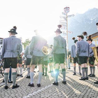 Oberbayerische Musiker mit alpenländischen Klängen und typischer Werdenfelser Lederhose, © Alpenwelt Karwendel | Marco Felgenhauer | woidlife photography