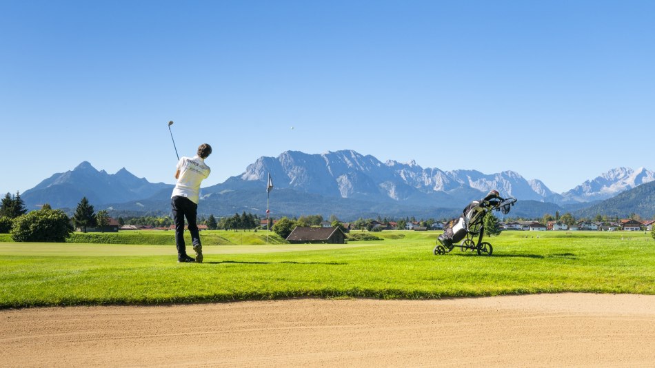 Der Golf- und Landclub Karwendel in Wallgau bietet einen 9-Loch Platz mit 19-Loch Variante eingebettet zwischen Zugspitze, Karwendel und Walchensee, © Alpenwelt Karwendel | Paul Wolf