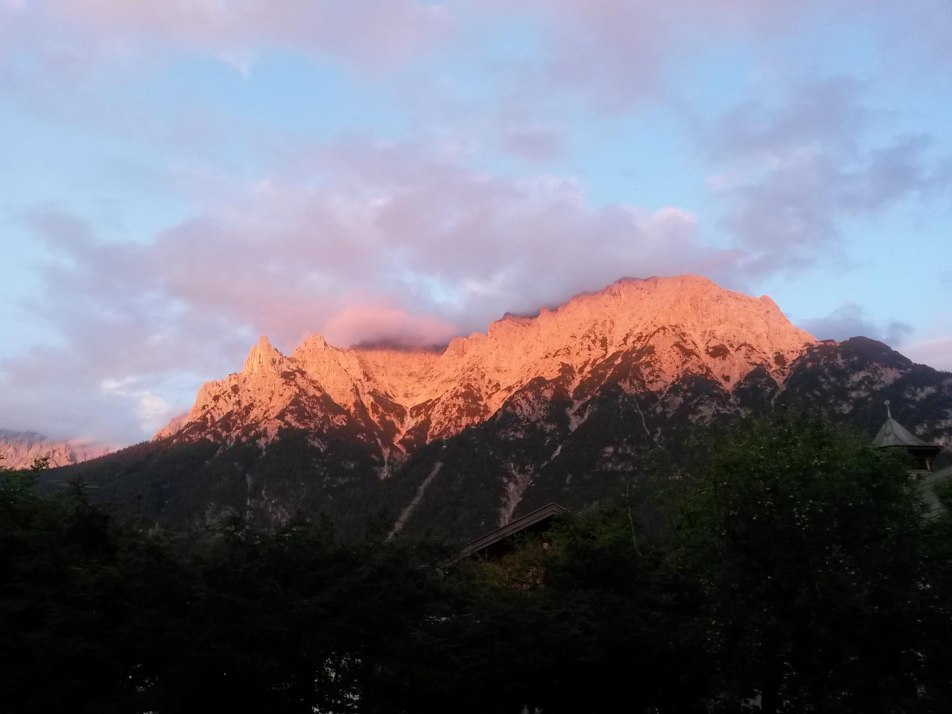 Gartenblick: Abendstimmung am Karwendel