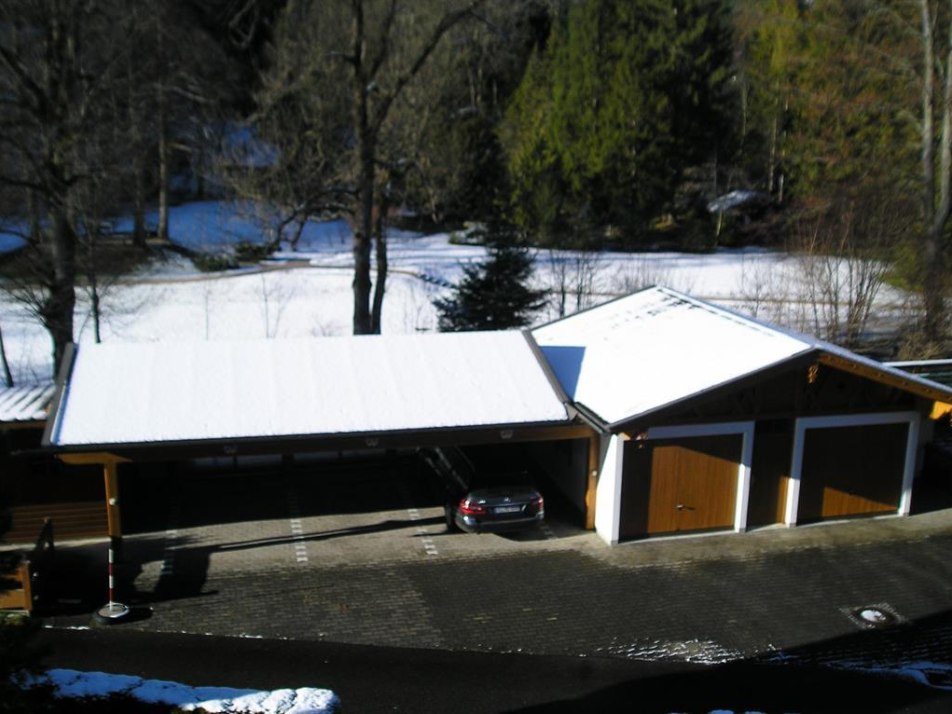 Hauseigener Carport und Garage