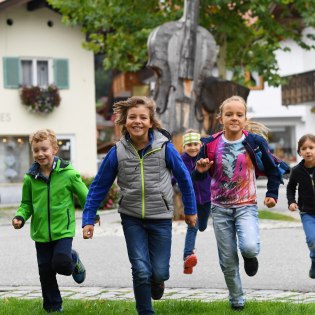 Spaß rund um den Geigenbaum in Mittenwald, © Alpenwelt Karwendel | Angelika Warmuth