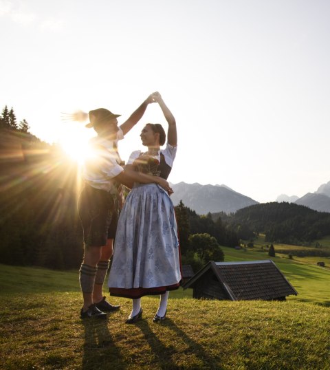 Typische Trachtler im Morgenlicht des Geroldsee bei Krün, © Alpenwelt Karwendel | Philipp Gülland