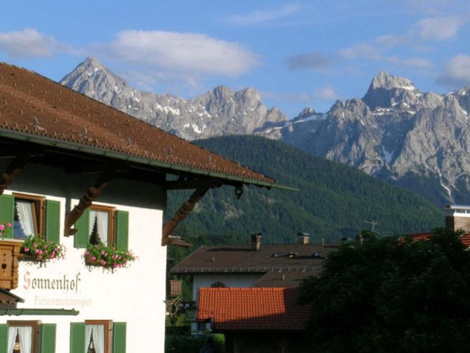 Hausansicht Westseite mit Karwendel